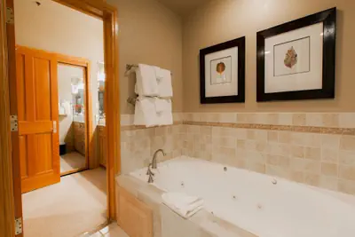 Photo 4 - Deluxe King Room with Hot Tub