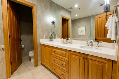 Photo 3 - Luxury King Room with Mountain View