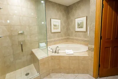 Photo 4 - Luxury King Room with Mountain View