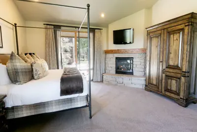 Photo 2 - Luxury King Room with Mountain View
