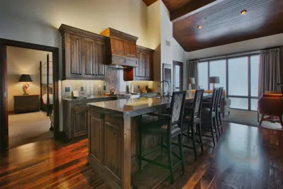 Photo 2 - Premium Luxury Three Bedroom Suite with Two Hot Tubs
