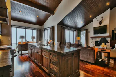 Photo 3 - Premium Luxury Three Bedroom Suite with Two Hot Tubs