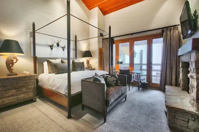 Photo 5 - Premium Luxury Three Bedroom Suite with Two Hot Tubs