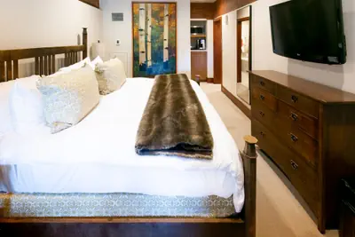 Photo 4 - Deluxe King Room with Fireplace