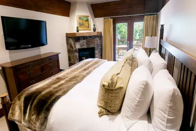 Photo 2 - Deluxe King Room with Fireplace