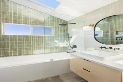 Photo 2 - Green Jackrabbit - Hot Tub, Record Player