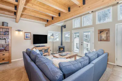 Photo 5 - Huge Riverfront Deck, Walk Everywhere - Viking Lodge 100A