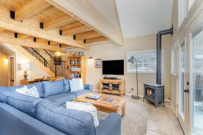 Photo 4 - Huge Riverfront Deck, Walk Everywhere - Viking Lodge 100A