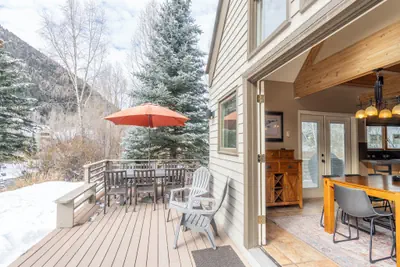 Photo 3 - Huge Riverfront Deck, Walk Everywhere - Viking Lodge 100A