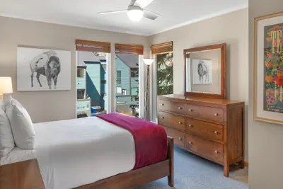 Photo 5 - West End Winner - Hot Tub, Parking, Open Kitchen & Living Space