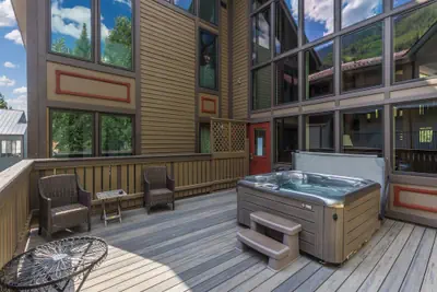 Photo 4 - West End Winner - Hot Tub, Parking, Open Kitchen & Living Space