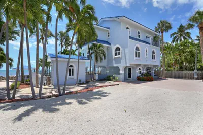 Photo 4 - Luxury beachfront home with pool in Islamorada