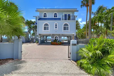 Photo 3 - Luxury beachfront home with pool in Islamorada