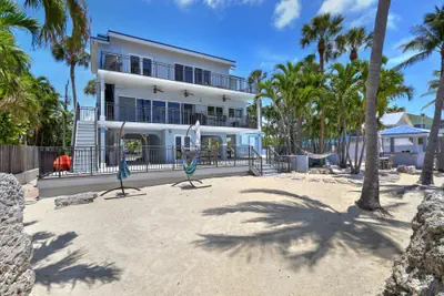 Photo 5 - Luxury beachfront home with pool in Islamorada