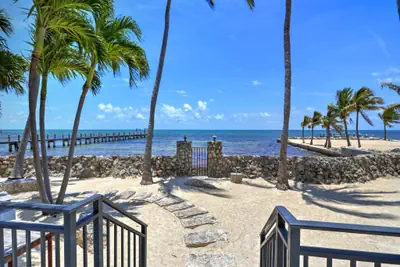 Photo 2 - Luxury beachfront home with pool in Islamorada