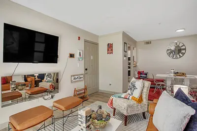 Photo 3 - Retro Chic Luxury Apt mins to ATL Braves Stadium