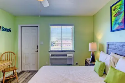 Photo 3 - BeachGate Condo Suites and Hotel - Hotel Effic 1 Queen