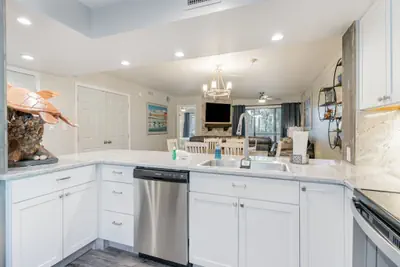 Photo 5 - Completely remodeled and open 18C Richmond Park