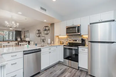 Photo 4 - Completely remodeled and open 18C Richmond Park