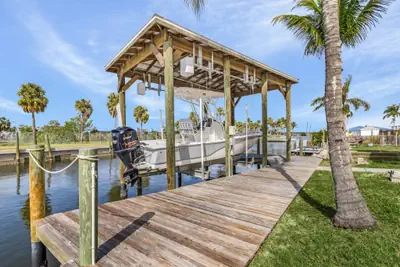 Photo 5 - 855 Reel 'em Inn Canal View Gem: Heated Pool, Spa & Trolley Acce