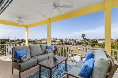 Photo 4 - 855 Reel 'em Inn Canal View Gem: Heated Pool, Spa & Trolley Acce