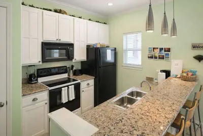 Photo 2 - 2BR 2 Kings, Steps to Beach, Entertainment SPI