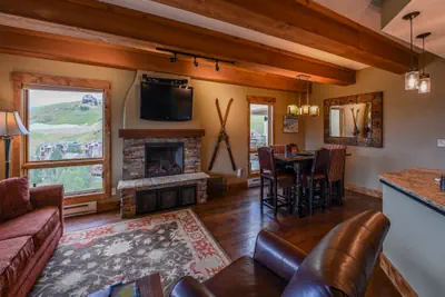 Photo 4 - 5th Floor 2BD/2BA Condo with Magnificent Views