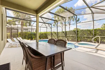 Photo 2 - 5 Bed With Privacy Hedges Around Pool & Spa