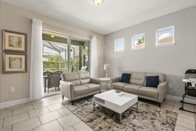 Photo 5 - 5 Bed With Privacy Hedges Around Pool & Spa