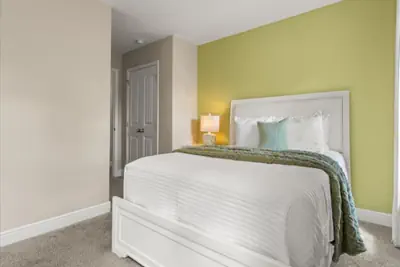 Photo 3 - 5 Bed With Privacy Hedges Around Pool & Spa