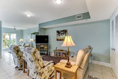 Photo 2 - Cozy Beachfront 1BR w/ Stunning Views