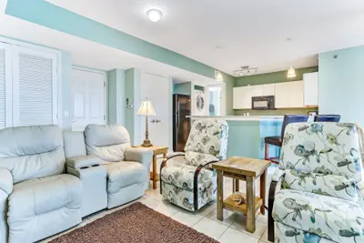 Photo 5 - Cozy Beachfront 1BR w/ Stunning Views
