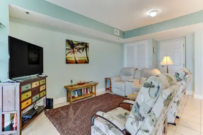 Photo 4 - Cozy Beachfront 1BR w/ Stunning Views