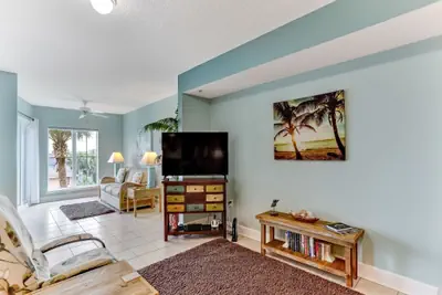 Photo 3 - Cozy Beachfront 1BR w/ Stunning Views