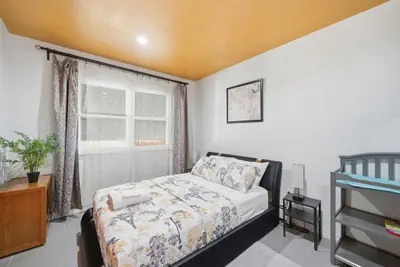 Photo 5 - Cozy Comfy Room in Queens