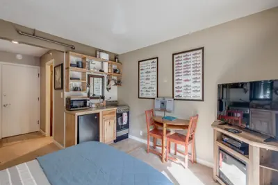 Photo 4 - 37SLL - Economical - Convenient - Kitchenette - Sleeps 2