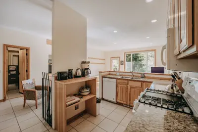 Photo 4 - 70MBR- Hot Tub - BBQ - Wi-Fi - Pets Ok - Sleeps 8