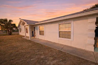 Photo 2 - Bid A Wee Palms - Sleeps 12 - Close to the Beach