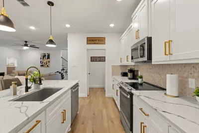 Photo 4 - World Cup | New 4BR Luxury Retreat near Trinity Groves