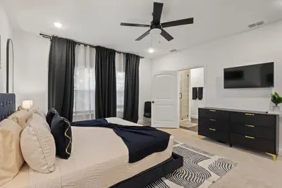 Photo 3 - World Cup | New 4BR Luxury Retreat near Trinity Groves