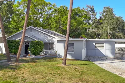 Photo 4 - Palmetto Beach Compound. Pool. 4 Apartments