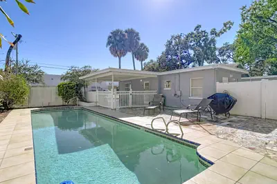 Photo 2 - Palmetto Beach Compound. Pool. 4 Apartments