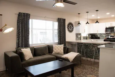 Photo 4 - The Valencia | Pool, Office & Arcadia Charm