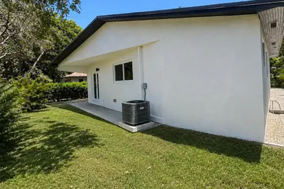 Photo 4 - Casa Tropica Escape | 2BR Near Beach & Airport