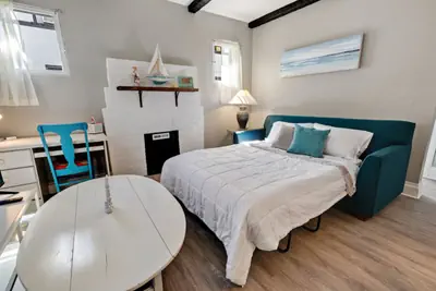 Photo 3 - 94 WalkScore | King Bed | Capitol Hill Beachy Apt