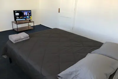 Photo 5 - Private house with 3 bedrooms and 1 bathroom, free parking, convenient to NYC Manhattan bus and train, MetLife Stadium FIFA World Cup 35 minutes away