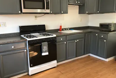 Photo 3 - Private house with 3 bedrooms and 1 bathroom, free parking, convenient to NYC Manhattan bus and train, MetLife Stadium FIFA World Cup 35 minutes away