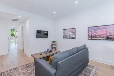 Photo 2 - Modern 2BR Cap Hill Suite - 3 Min walk to Metro!
