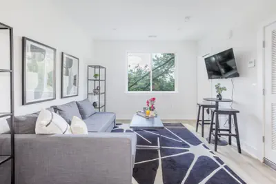 Photo 2 - Modern 1BR Suite, Fully Equipped & Great Location