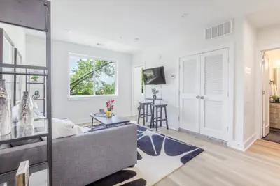 Photo 4 - Modern 1BR Suite, Fully Equipped & Great Location